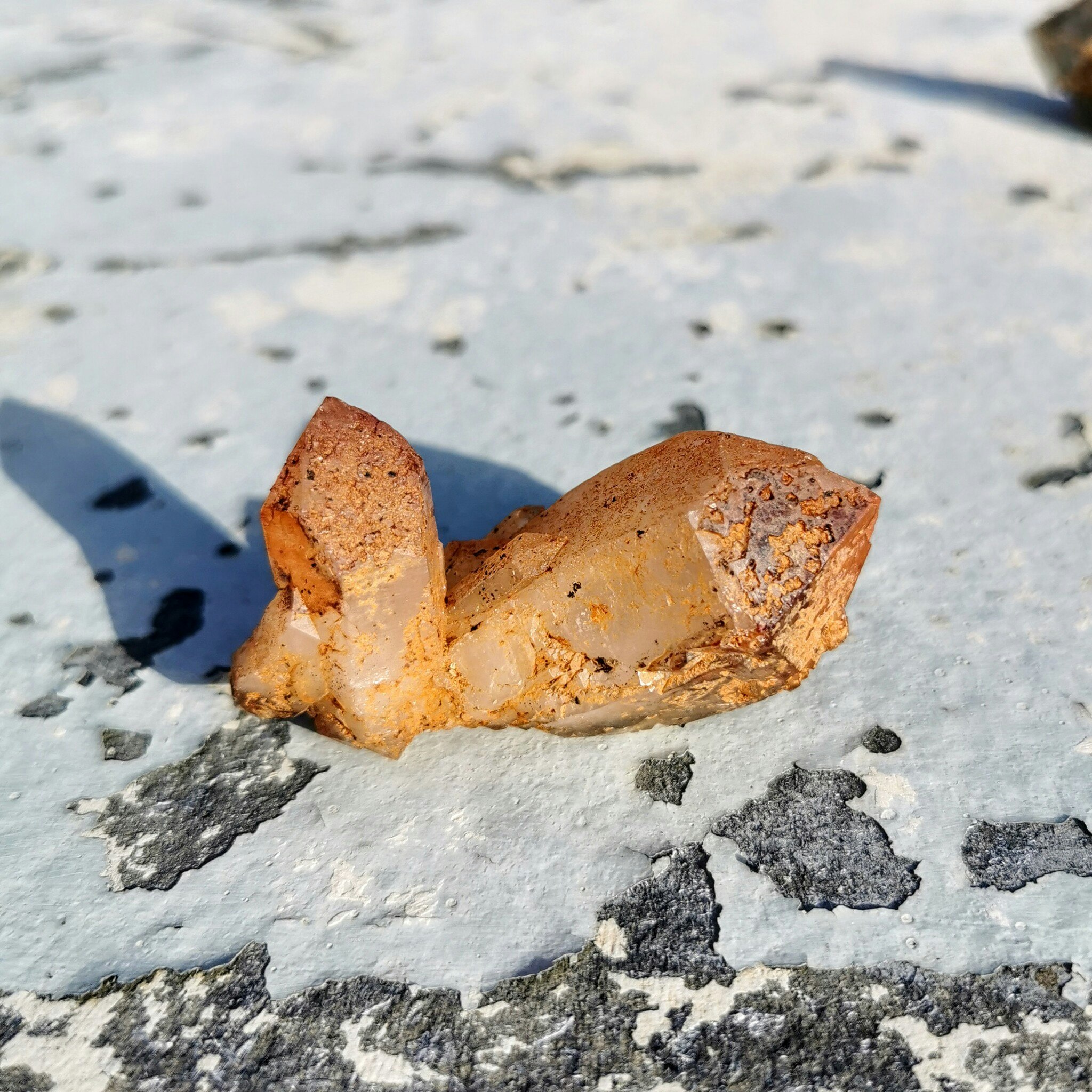 Dubbel bergkristall / tangerin kvarts med flera små påhängskristaller