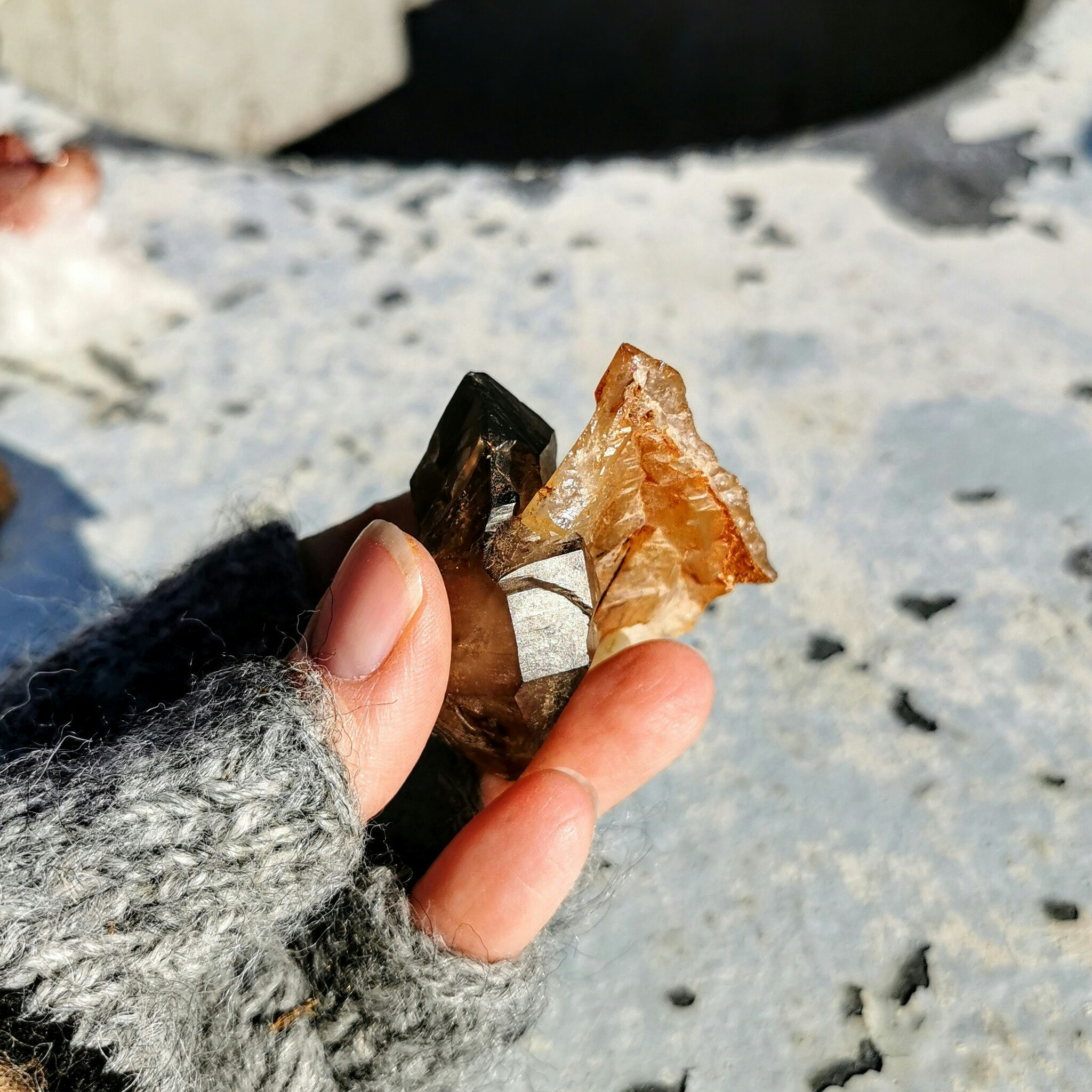 Elestial kvarts i rökkvarts med spännande vinge