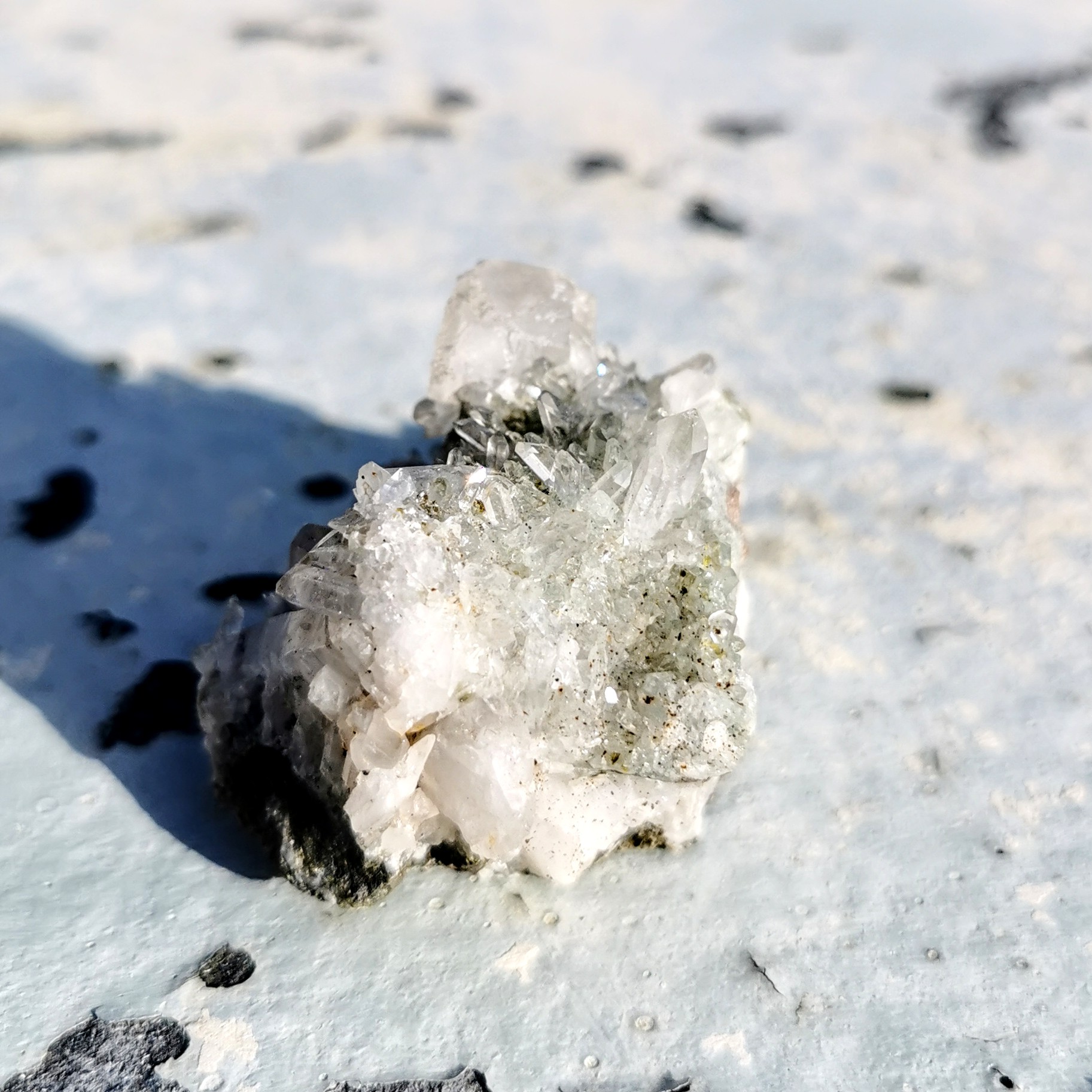 Skirt bergkristall kluster med liten annan kristall på toppen