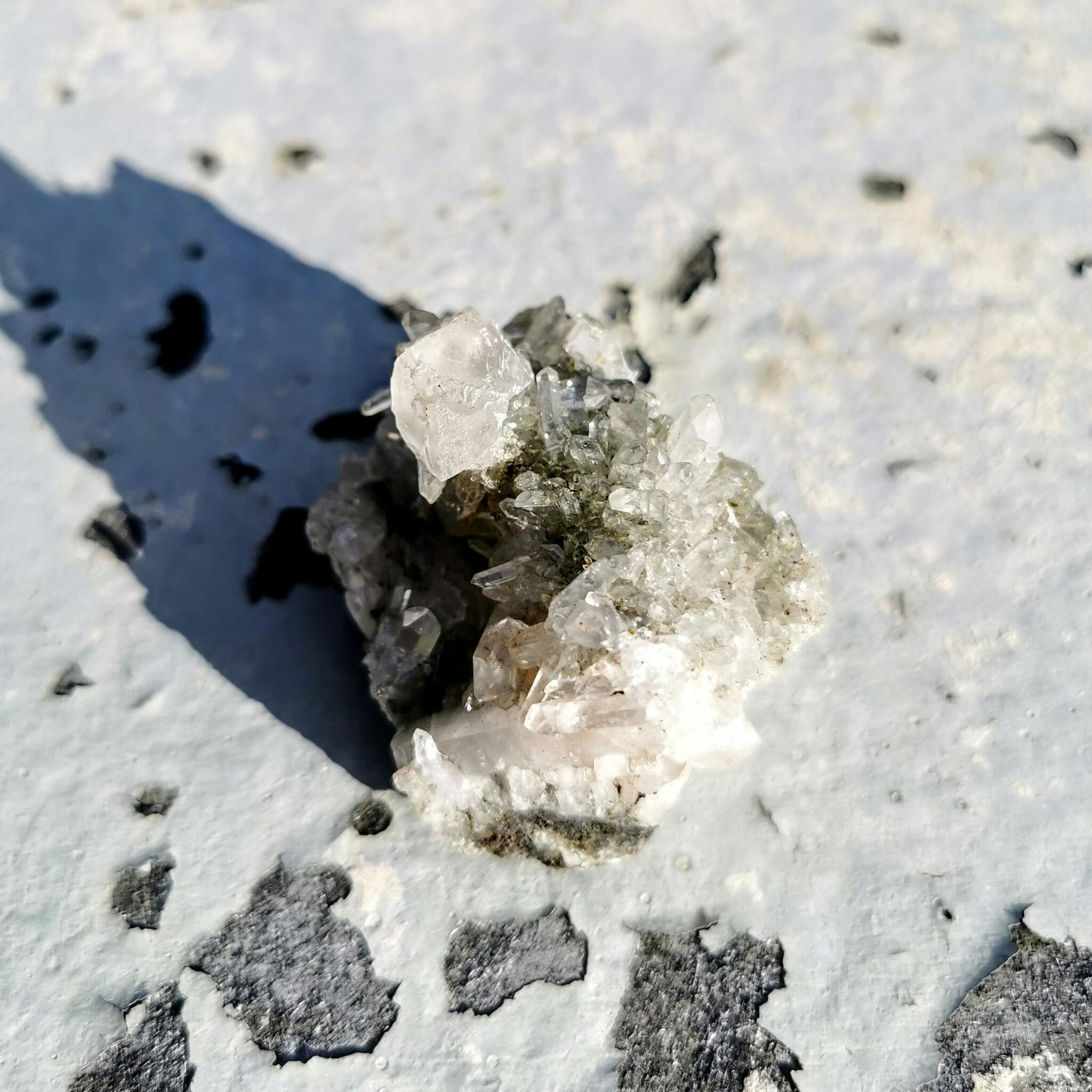 Skirt bergkristall kluster med liten annan kristall på toppen