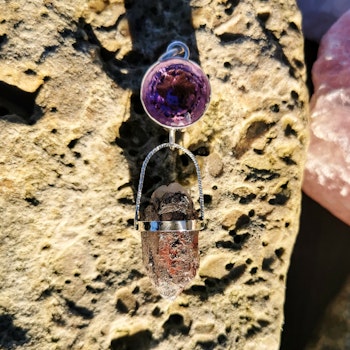 Facettslipad ametist med dubbelterminerad mycket speciell bergkristall