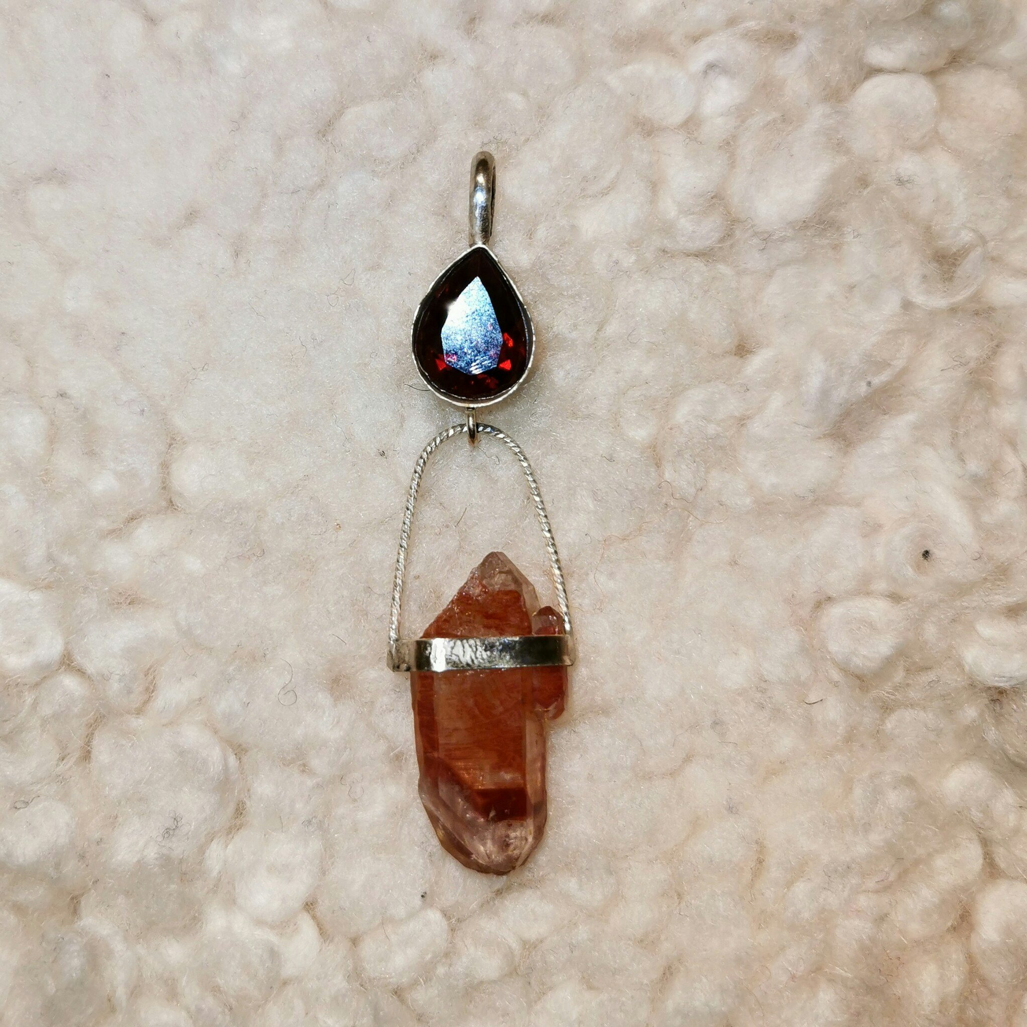Blodröd granat med dubbelterminerad unik bergkristall