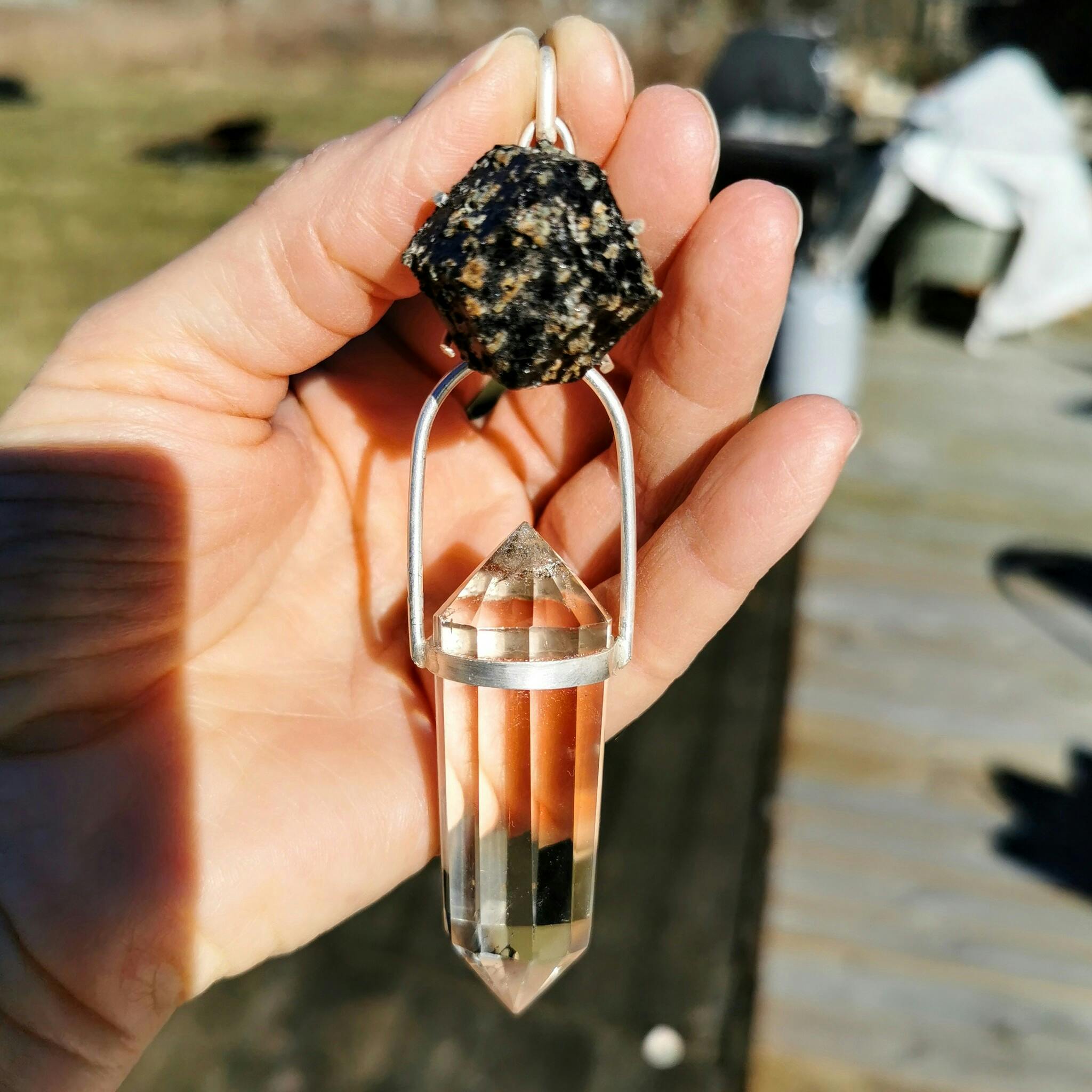 Granat från Sverige med Vogelkristall i rökig bergkristall
