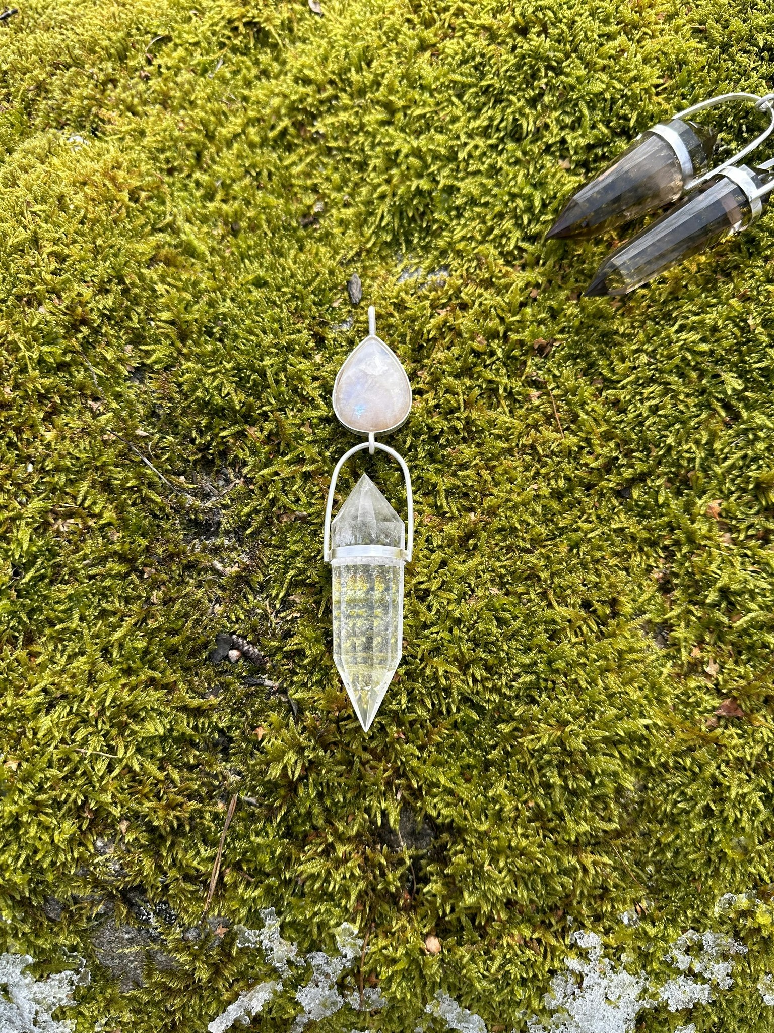 Mästarsmycke Aprikos regnbågsmånaten med Vogelkristall i bergkristall