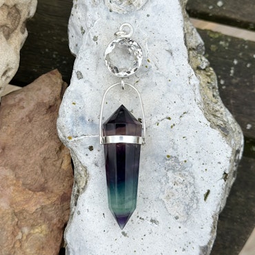 Facettslipad bergkristall med regnbågsflourit vogelkristall