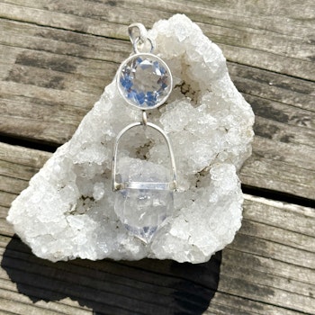 Facettslipad bergkristall med Dumortieritkvarts