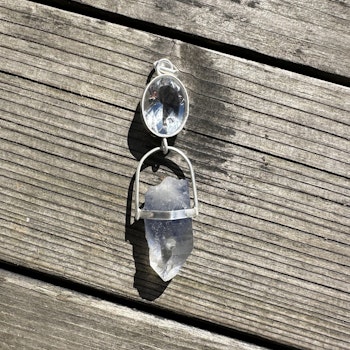 Facettslipad bergkristall med Dumortieritkvarts