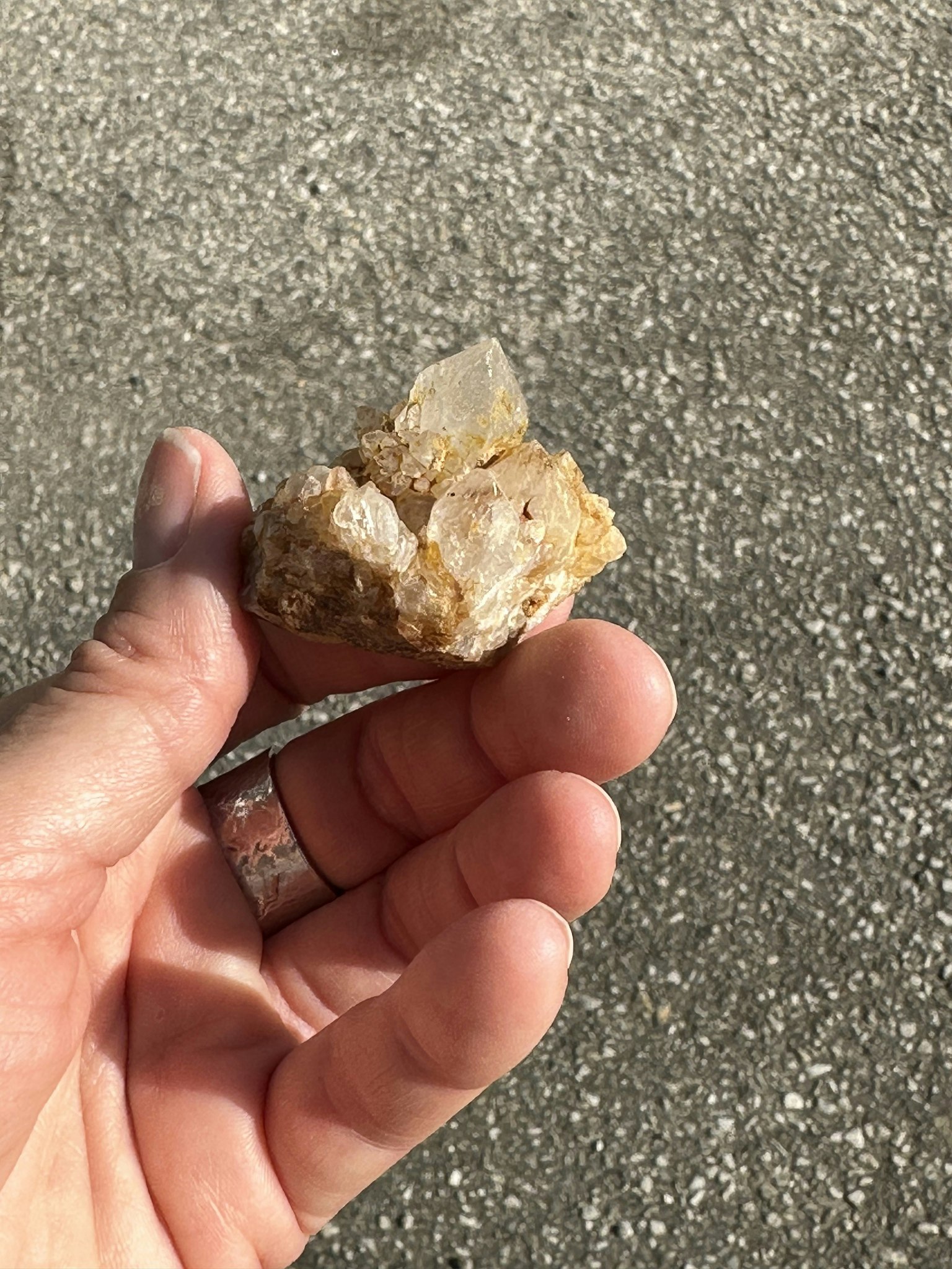 Litet fairy quartz andekvarts kluster i citrin
