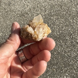 Litet fairy quartz andekvarts kluster i citrin
