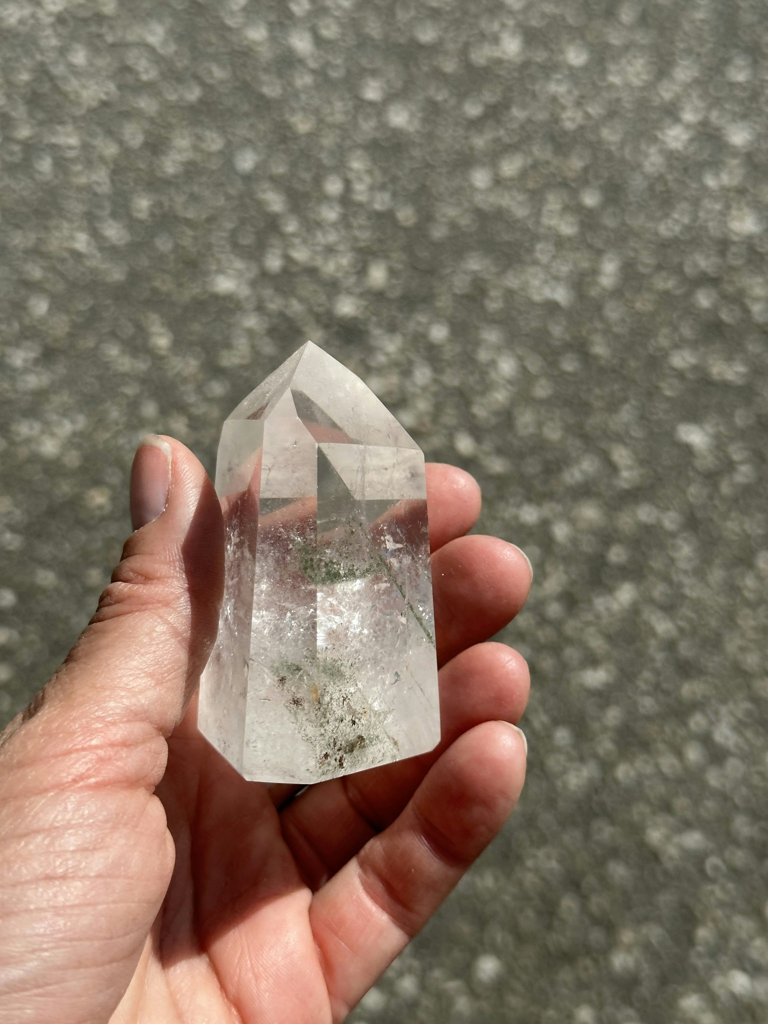 Bergkristall spets med fantomer i klorit