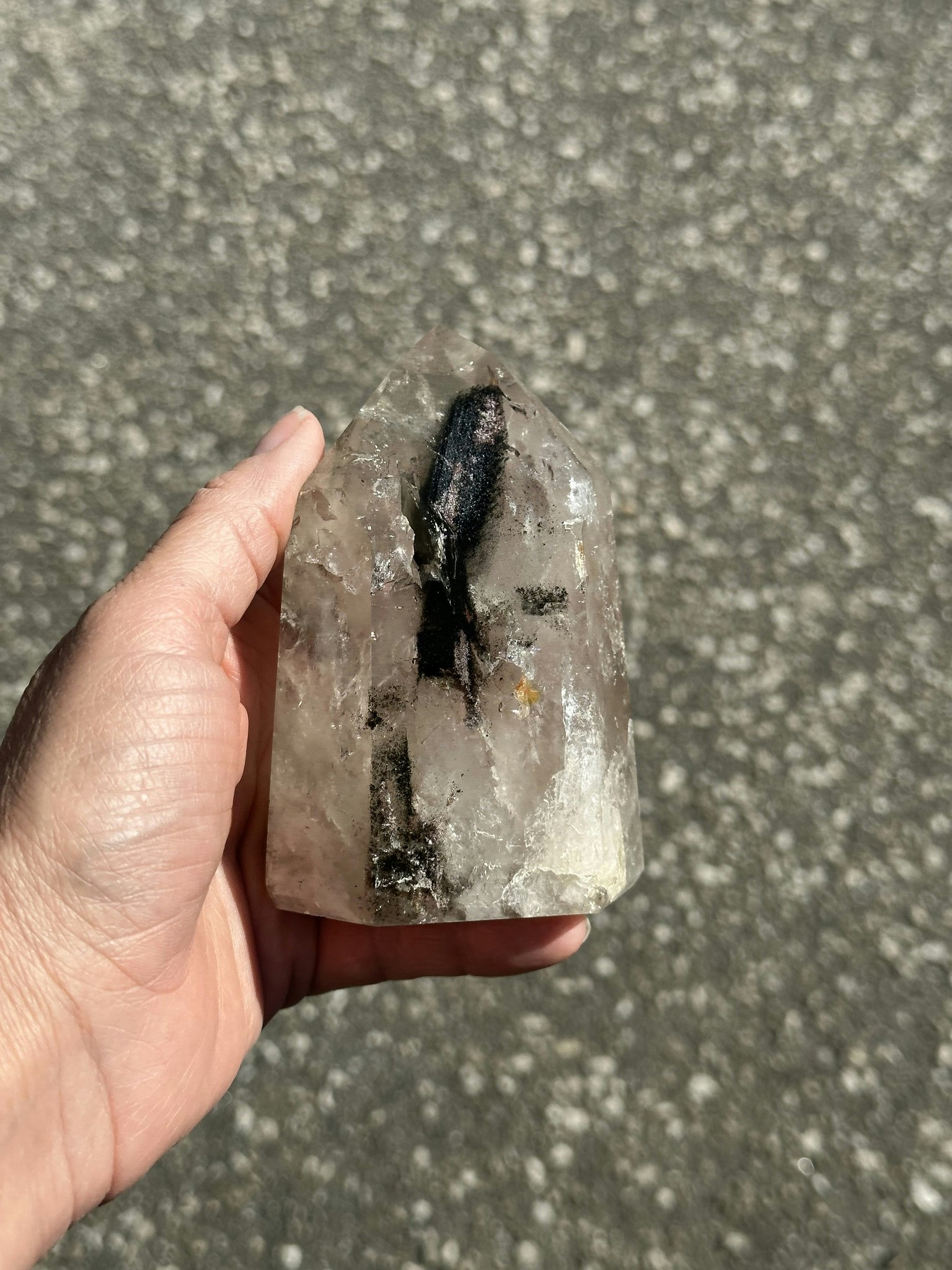 Bergkristall spets med spännande inklusioner