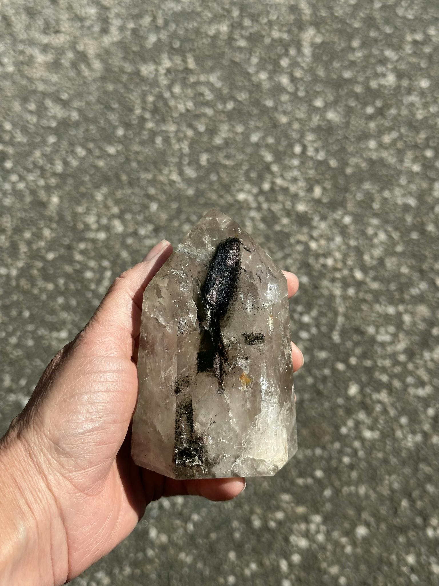 Bergkristall spets med spännande inklusioner