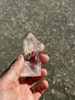 Bergkristall soets med spännande inklusioner och mönster