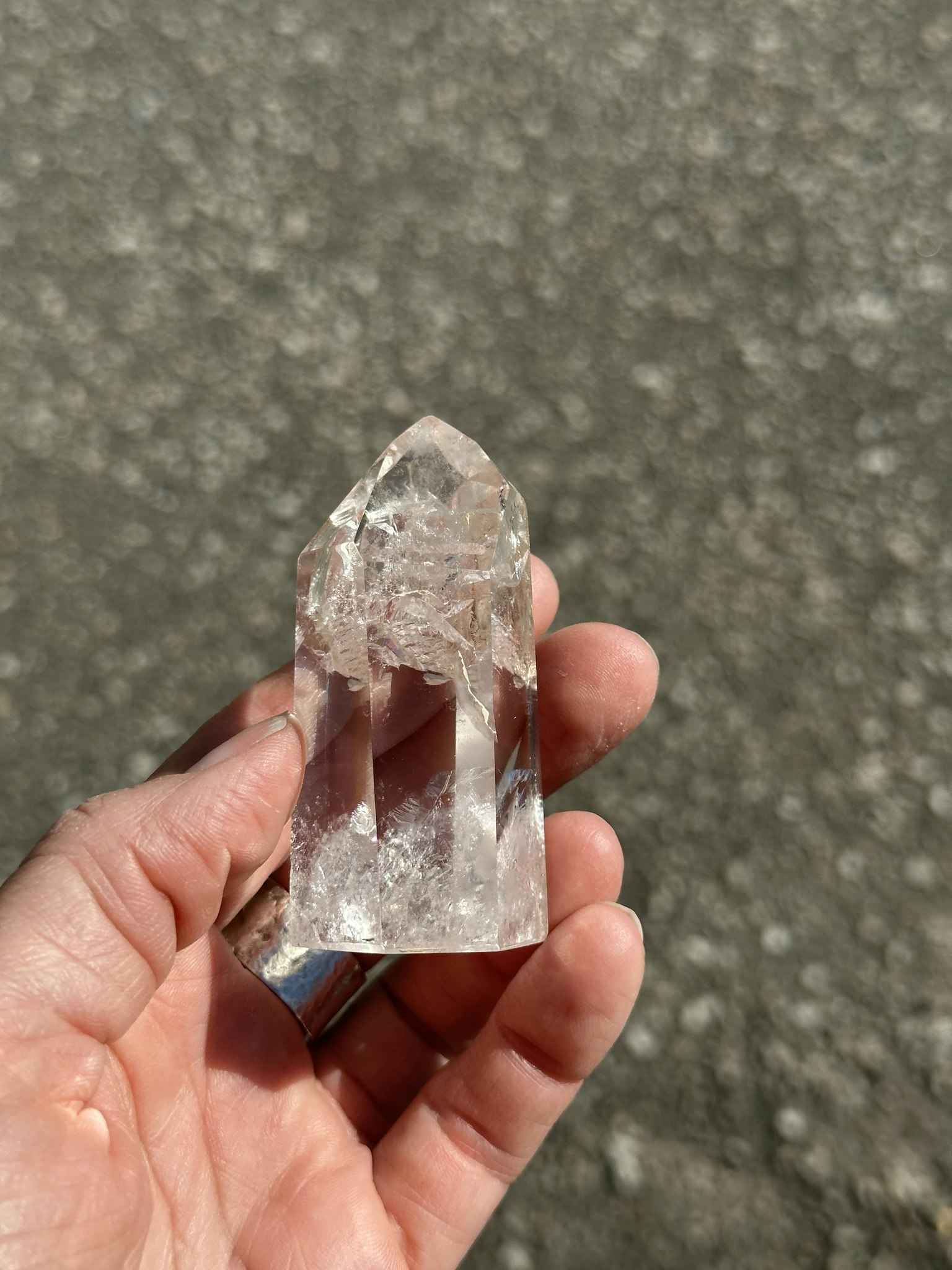 Bergkristall soets med spännande inklusioner och mönster