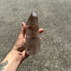 Stor bergkristall spets med en rökig sida