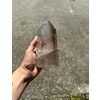 Stor bergkristall spets med en rökig sida