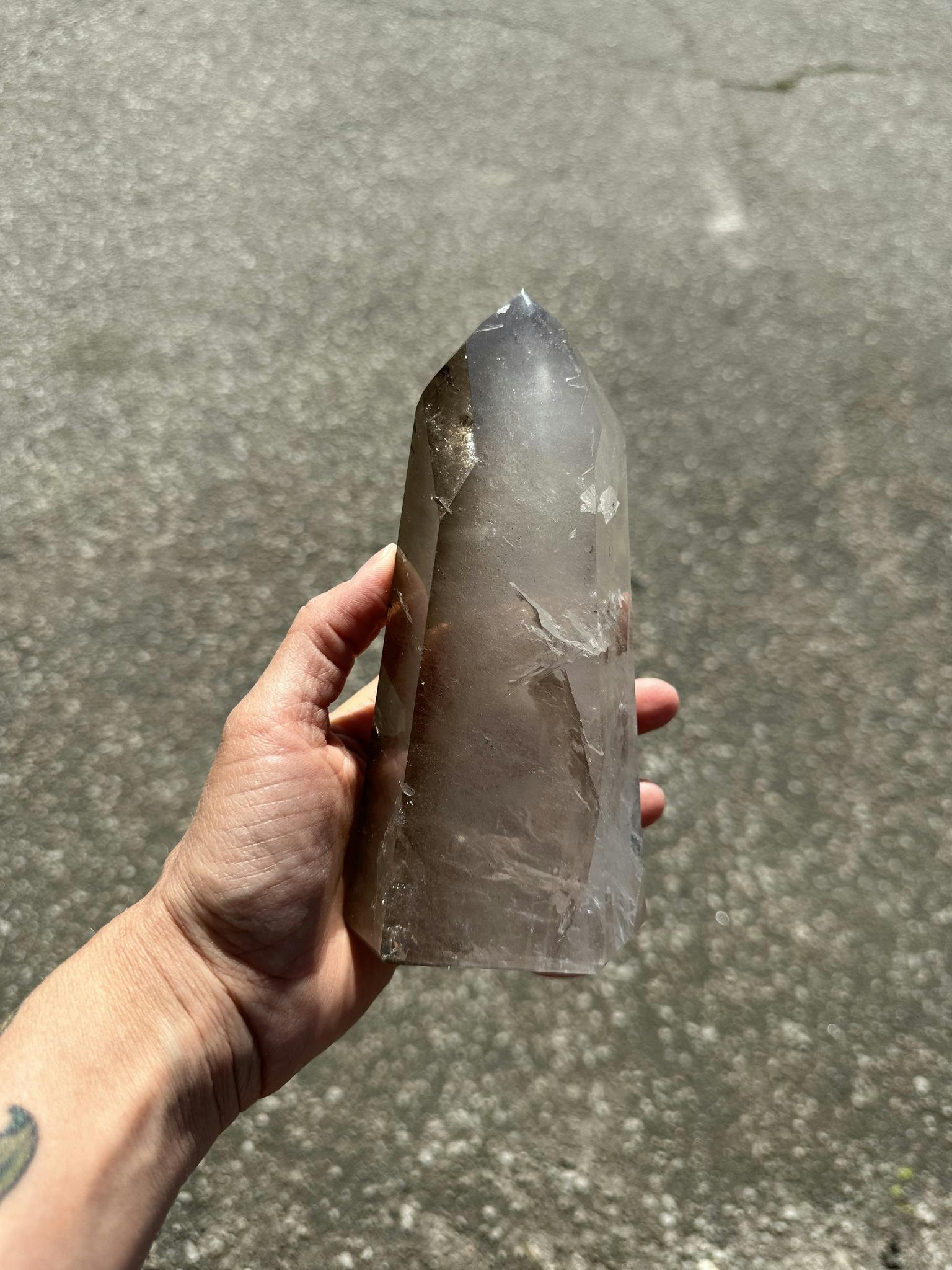 Stor bergkristall spets med lite rökig del