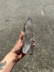 Stor bergkristall spets med lite rökig del