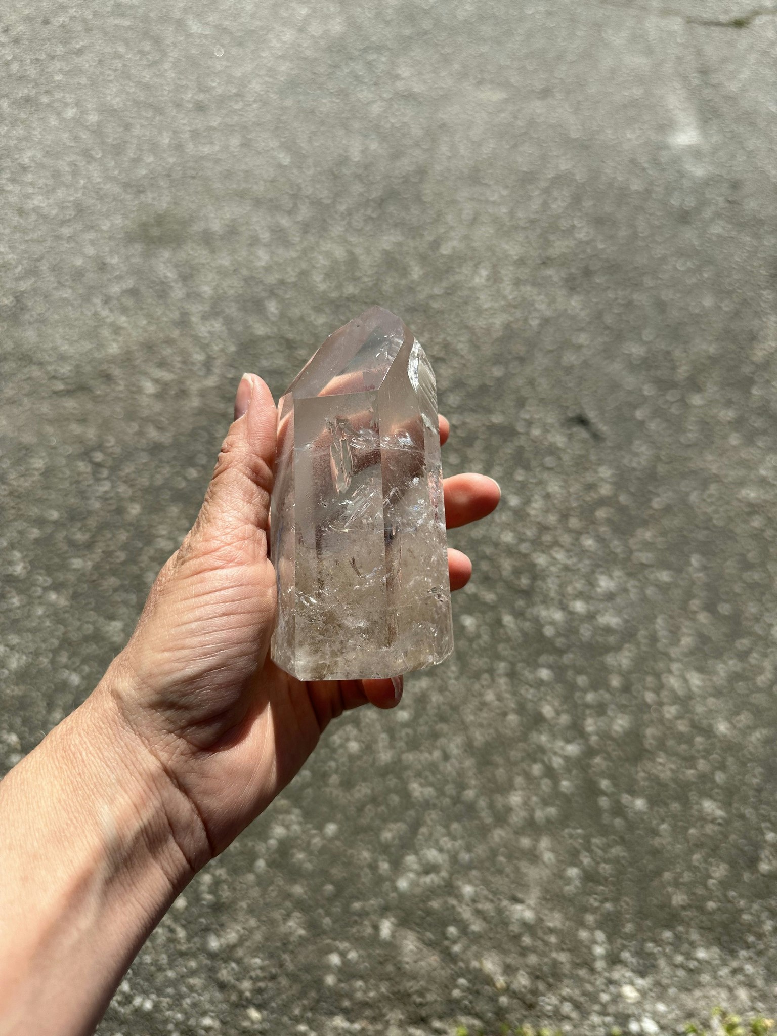 Fantastisk stor och kraftfull bergkristall spets med fantomer