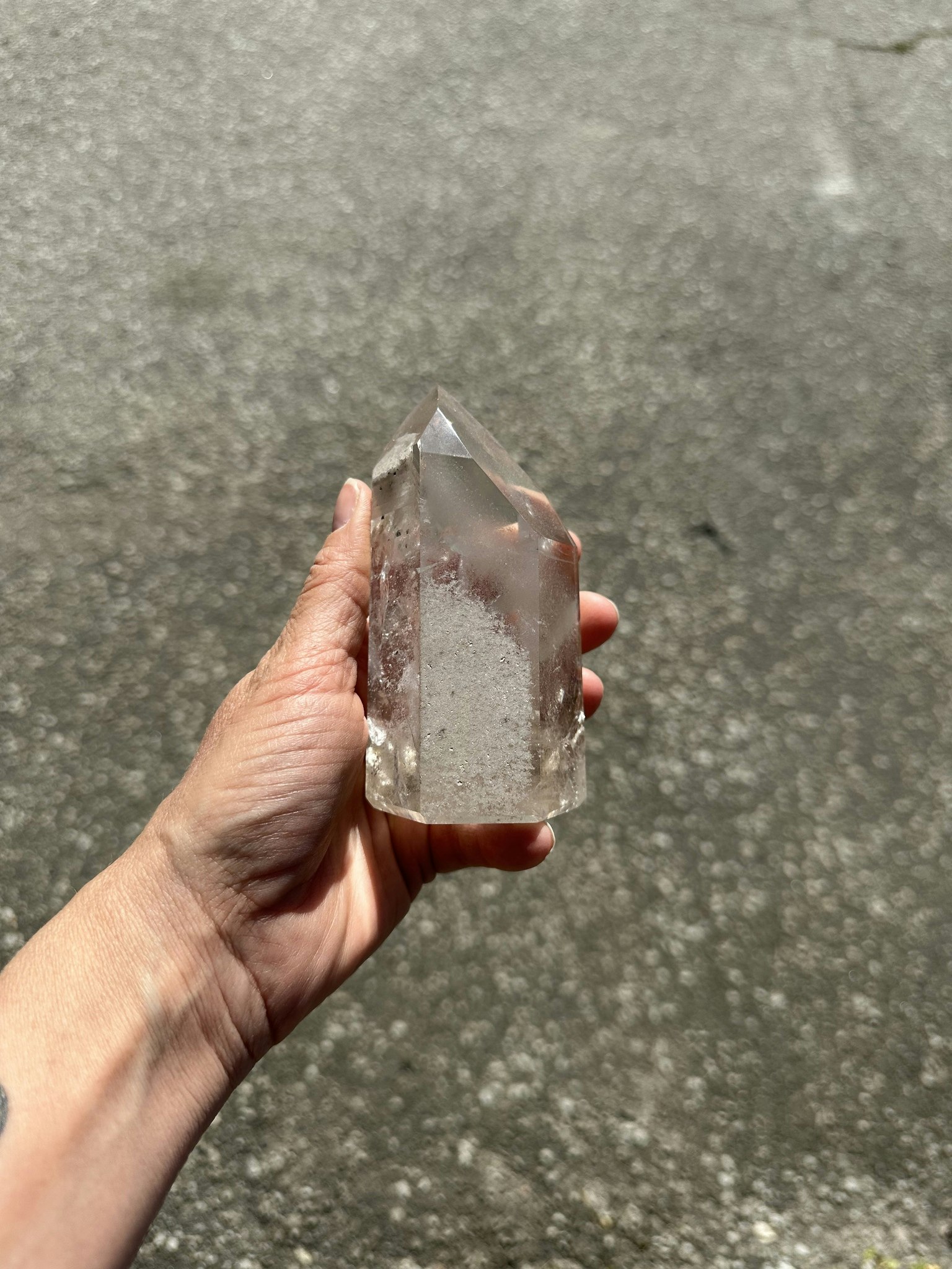 Fantastisk stor och kraftfull bergkristall spets med fantomer