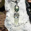 Grön akvamarin med inklusioner med Brandenberg ametist med Prehnit kristaller