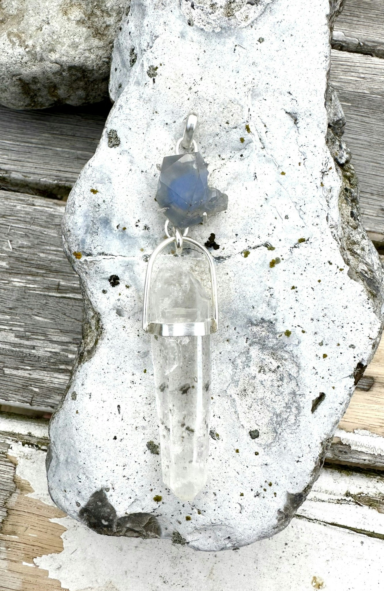 Dumortieritkvarts spets med dubbelterminerade Lemurien bergkristall