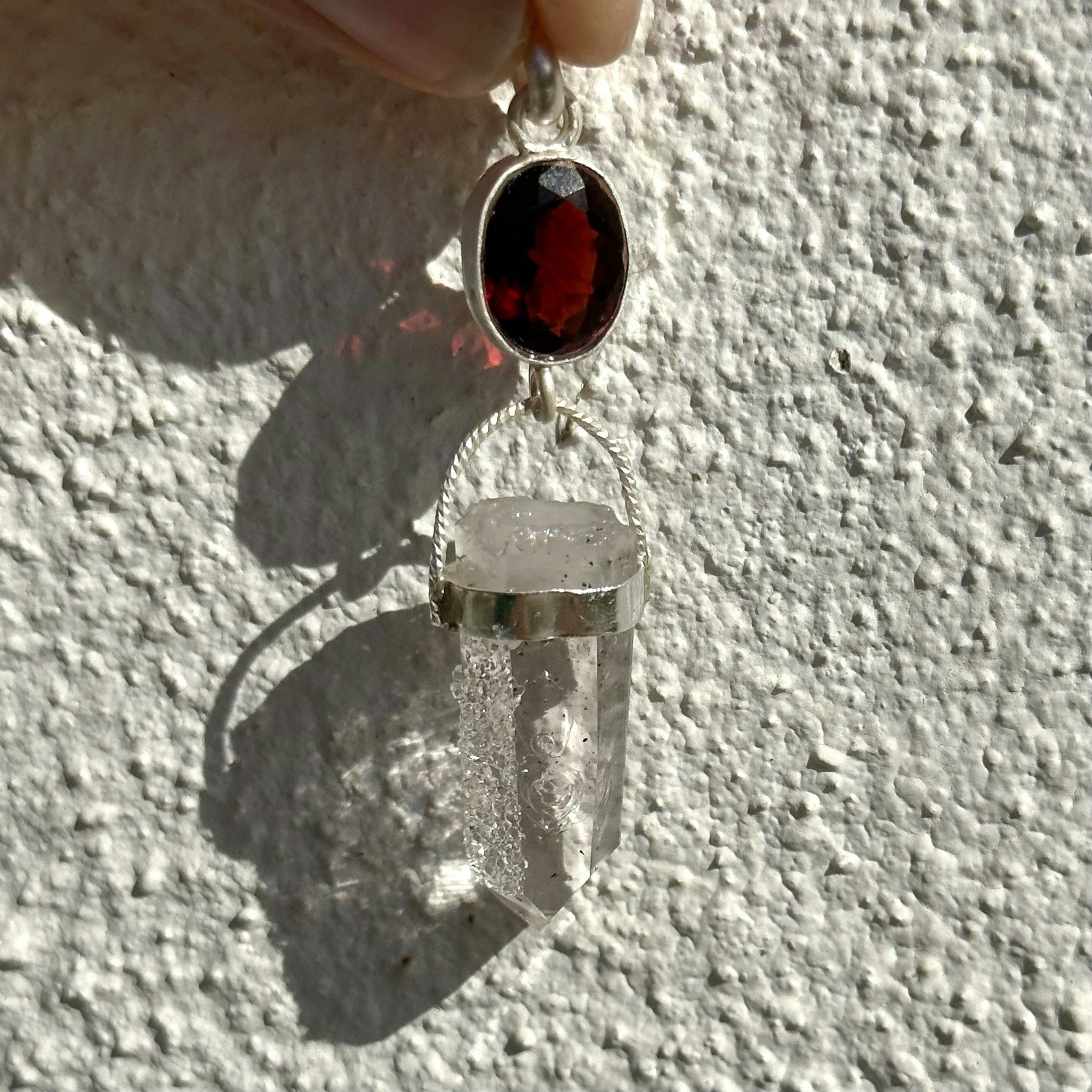 Facettslipad granat med Brandenberg Enhydro kristall