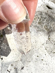 Facettslipad granat med Brandenberg Enhydro kristall