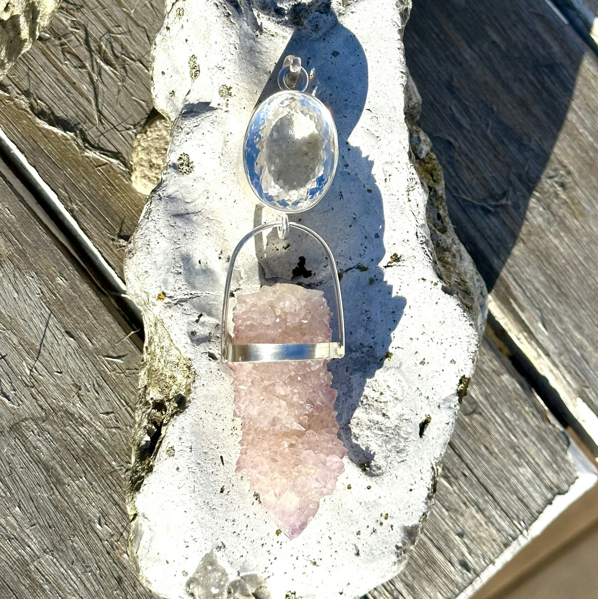 Facettslipad Bergkristall med fairy quartz