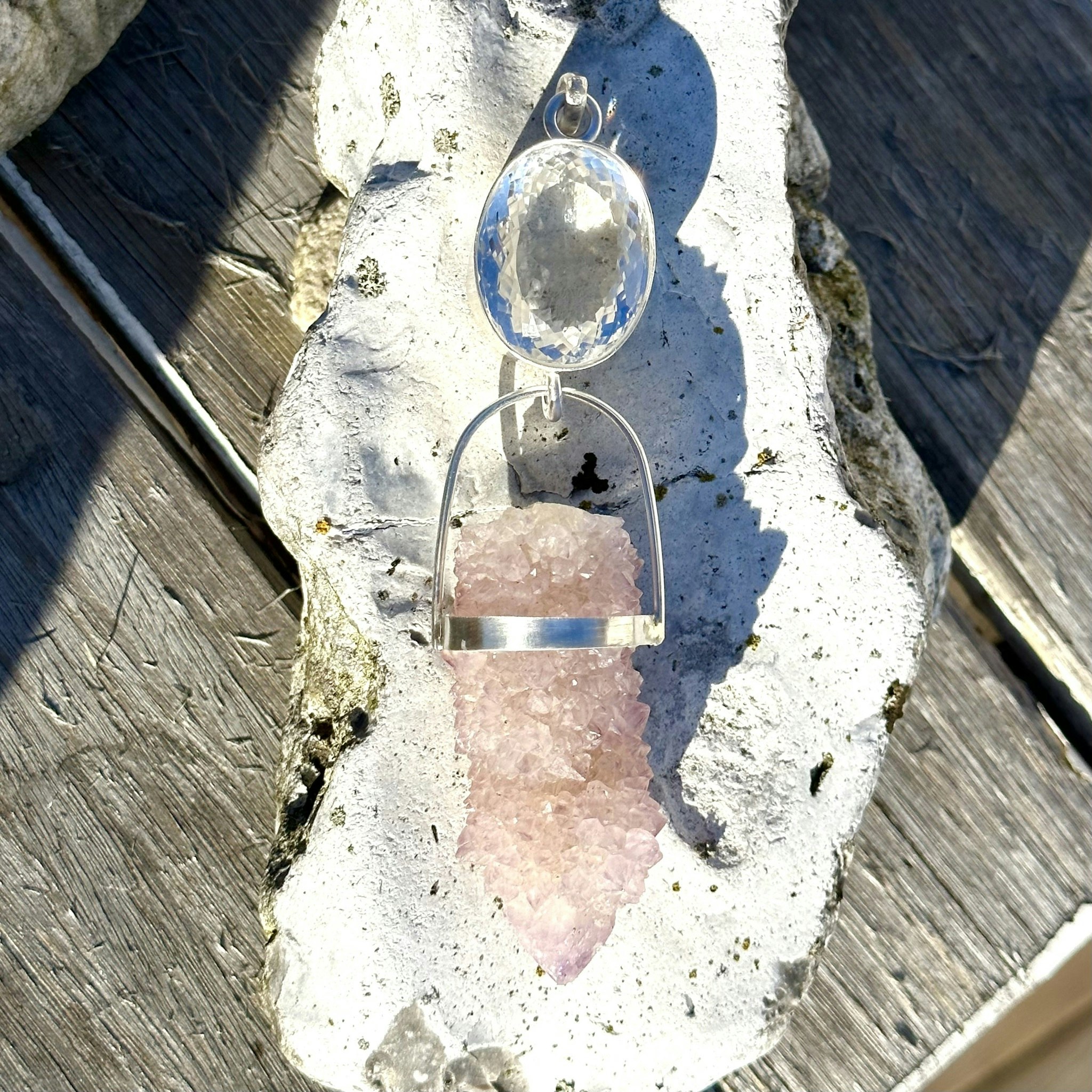 Facettslipad Bergkristall med fairy quartz
