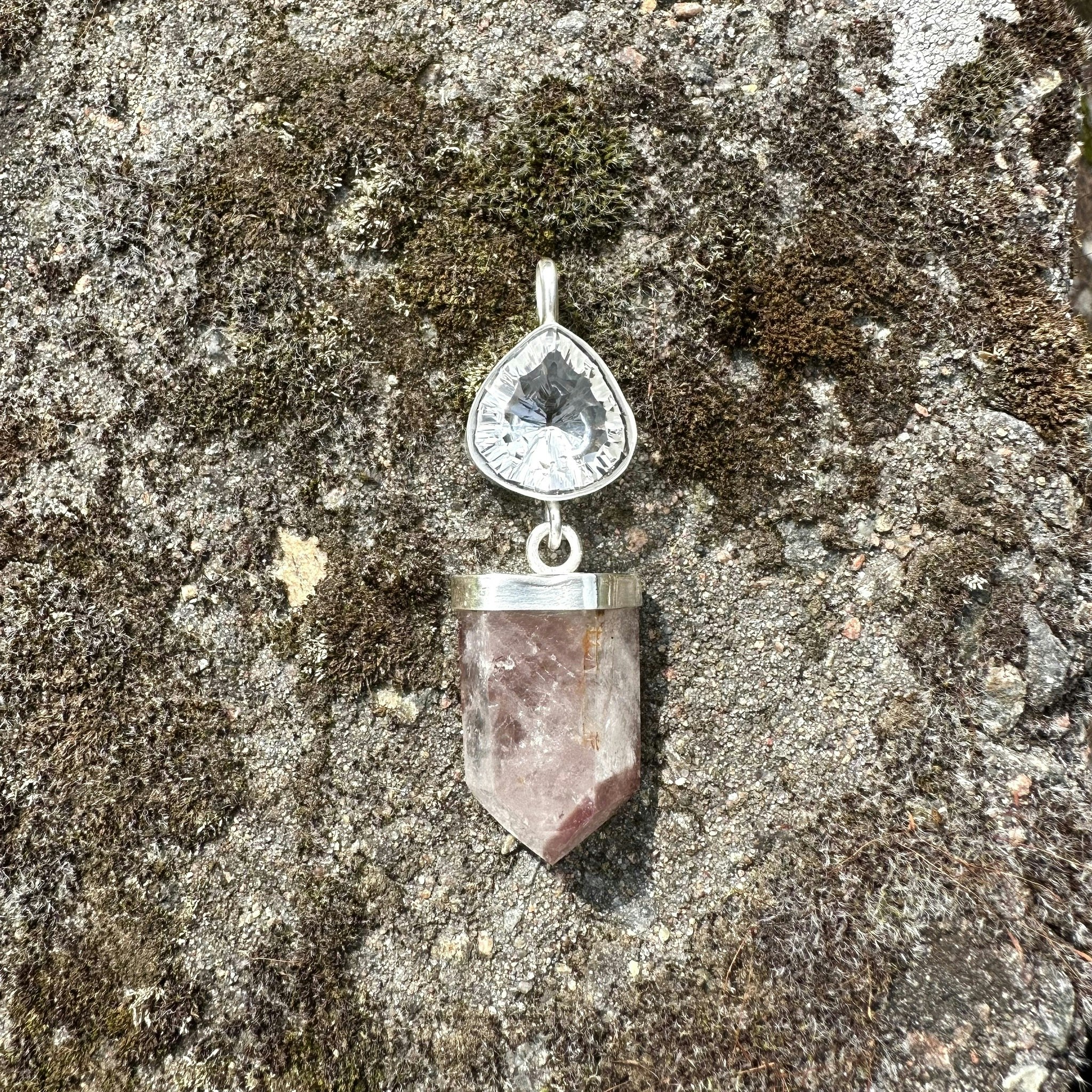 Facettslipad bergkristall med rosa litium kristall