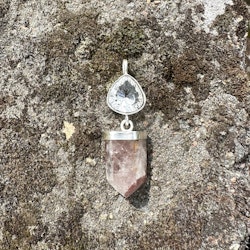 Facettslipad bergkristall med rosa litium kristall