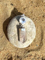 Facettslipad bergkristall med rutilkvarts spets