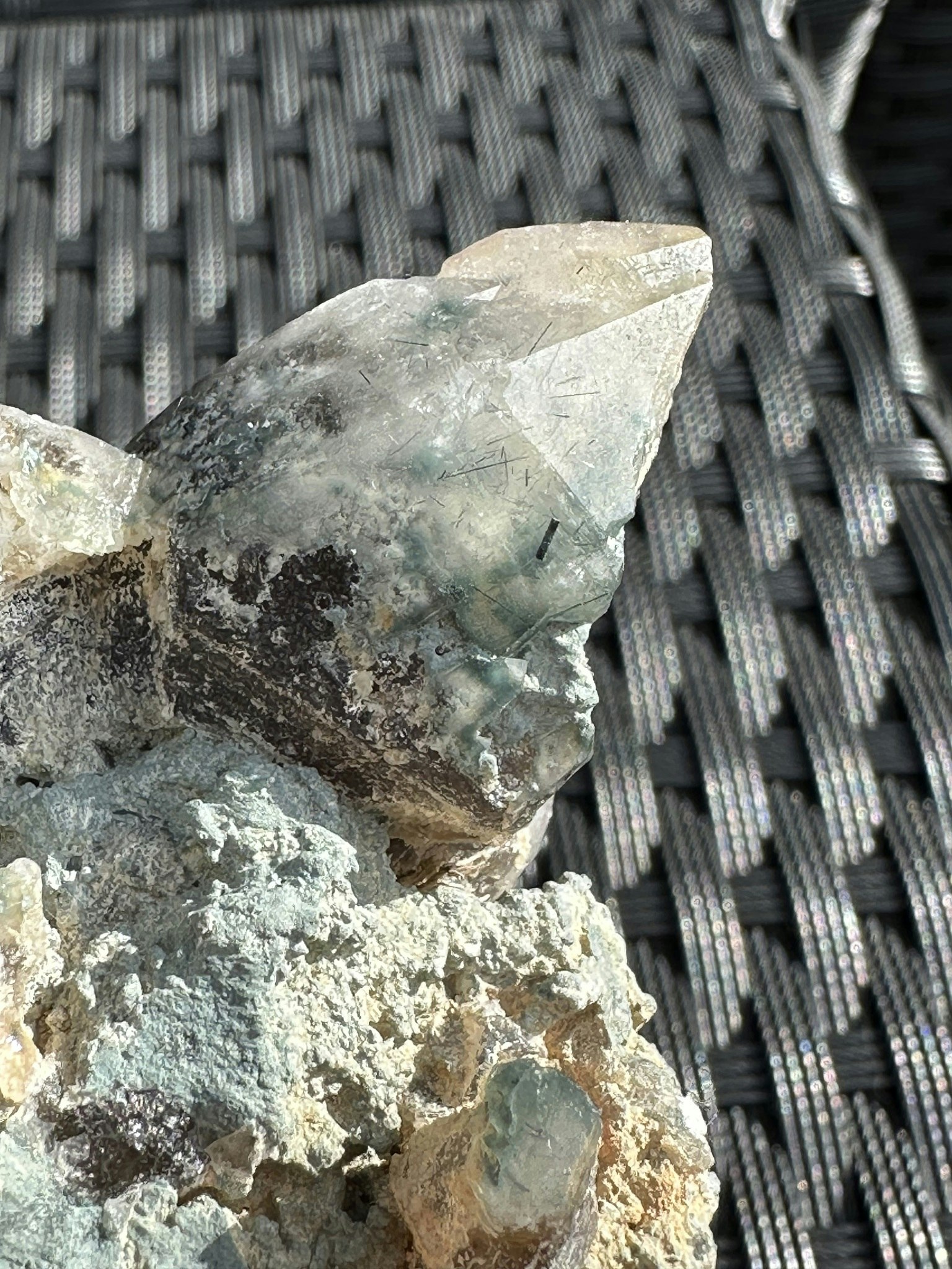 Helt unikt kluster med blåaktiga kristaller där en del har rutiler i sig.