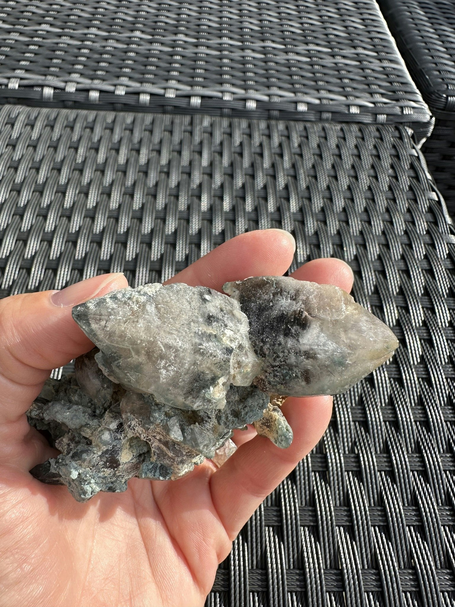 Helt unikt kluster med blåaktiga kristaller där en del har rutiler i sig.