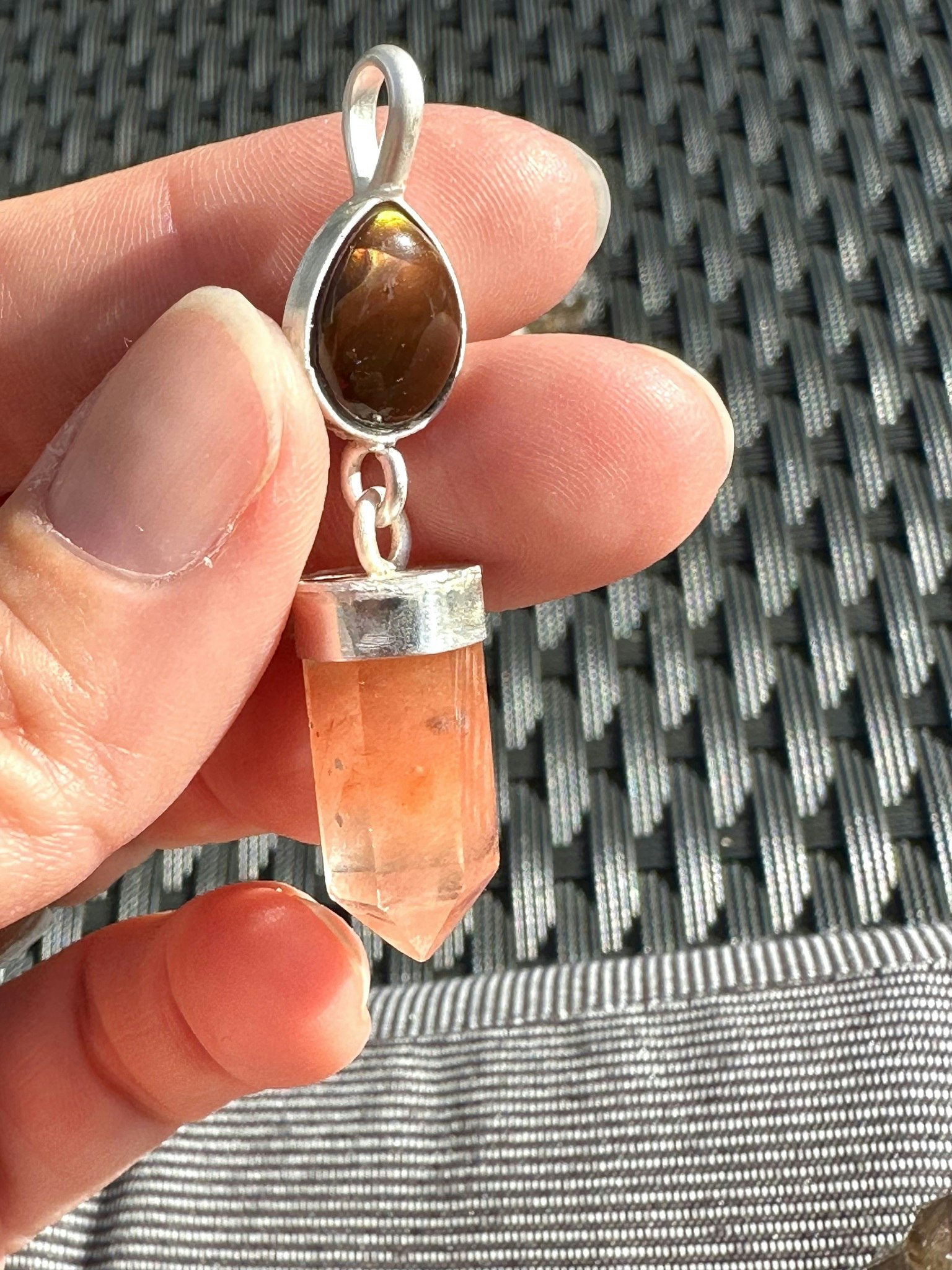 Eldagat med Amphibole Quartz