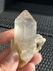 Bergkristall spets med Lodolit och små påhängskristaller