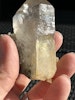 Bergkristall spets med Lodolit och små påhängskristaller