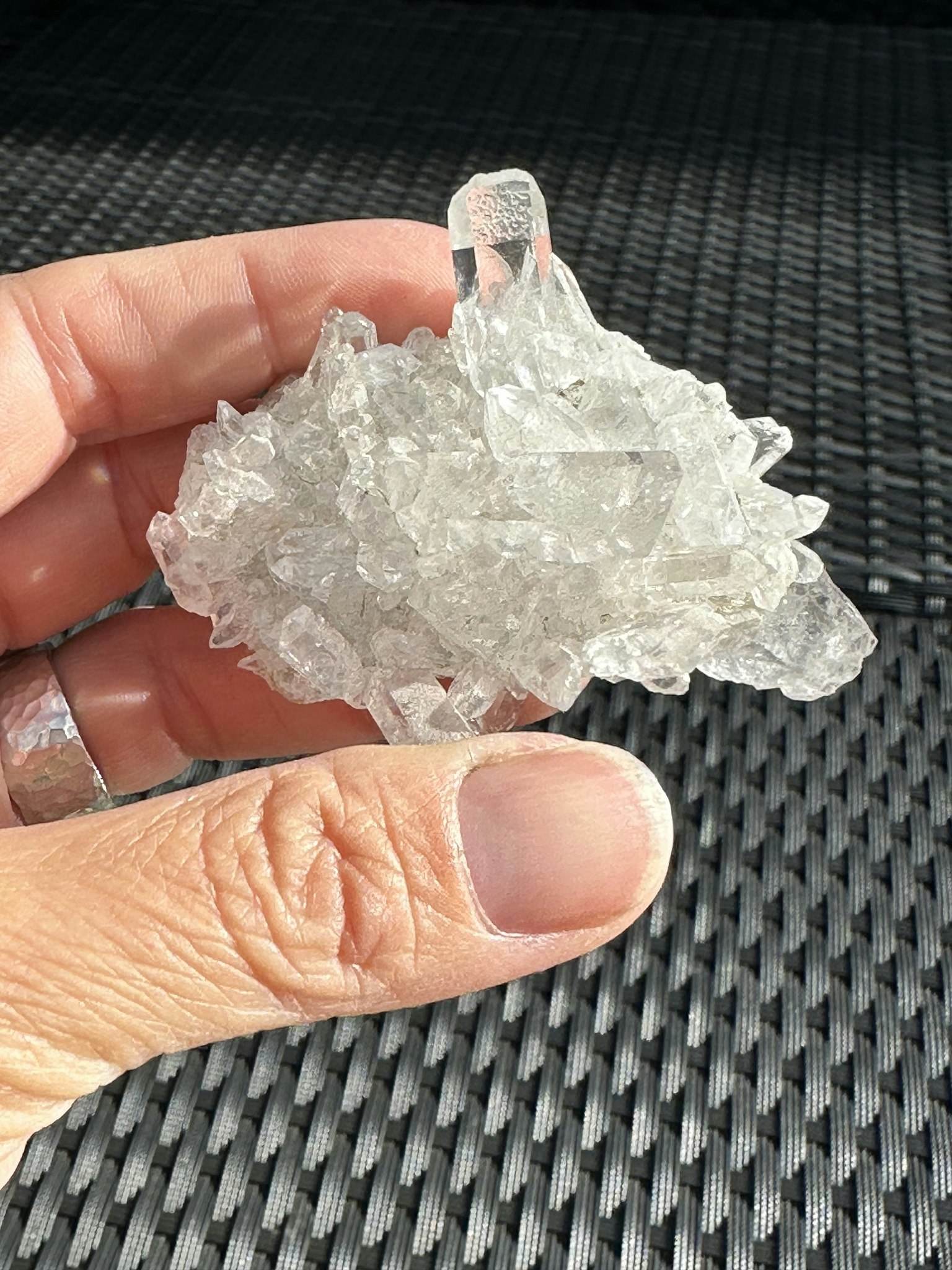 Litet eteriskt bergkristall kluster