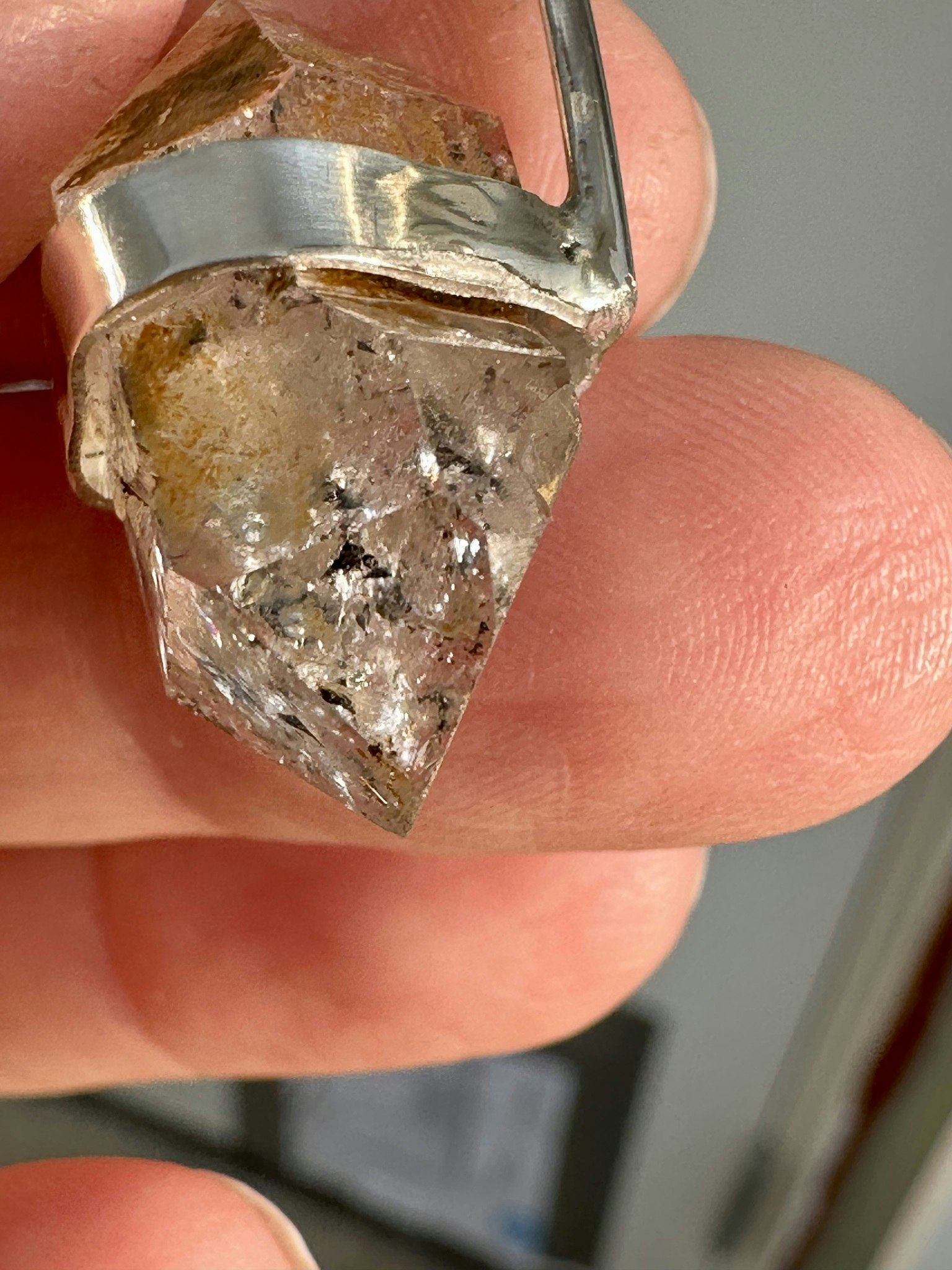 Stjärnrubin ”black star” med Herkimer diamant