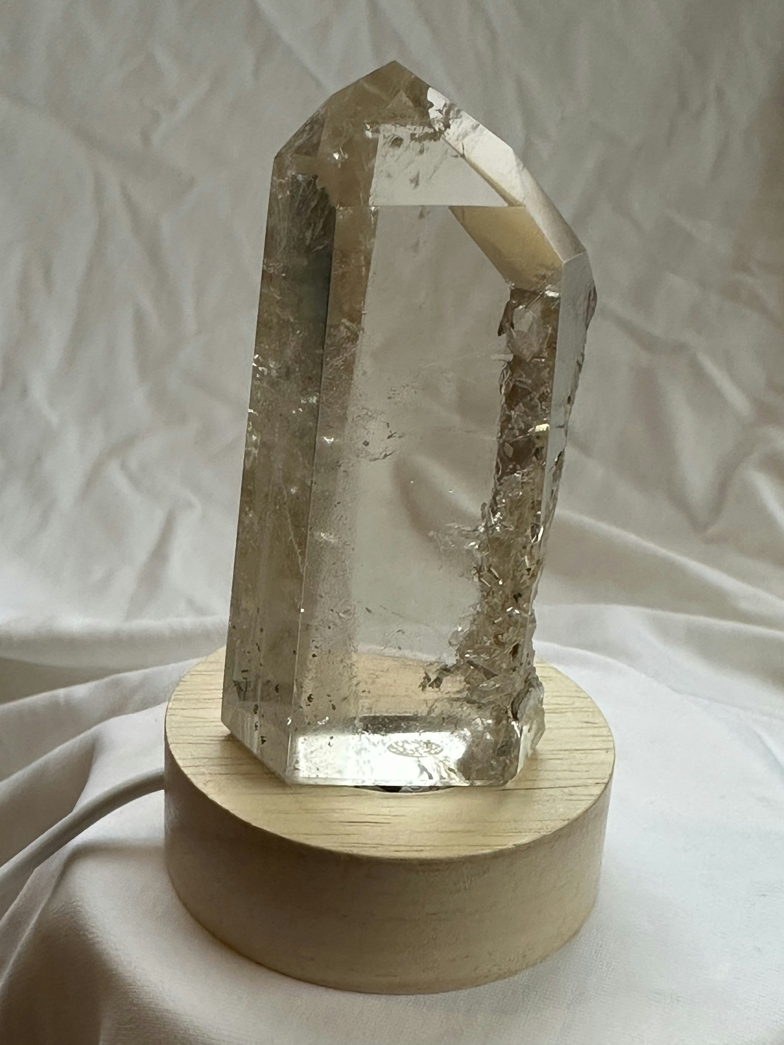 Ljus bergkristall spets med rutiler och en delvis rå sida