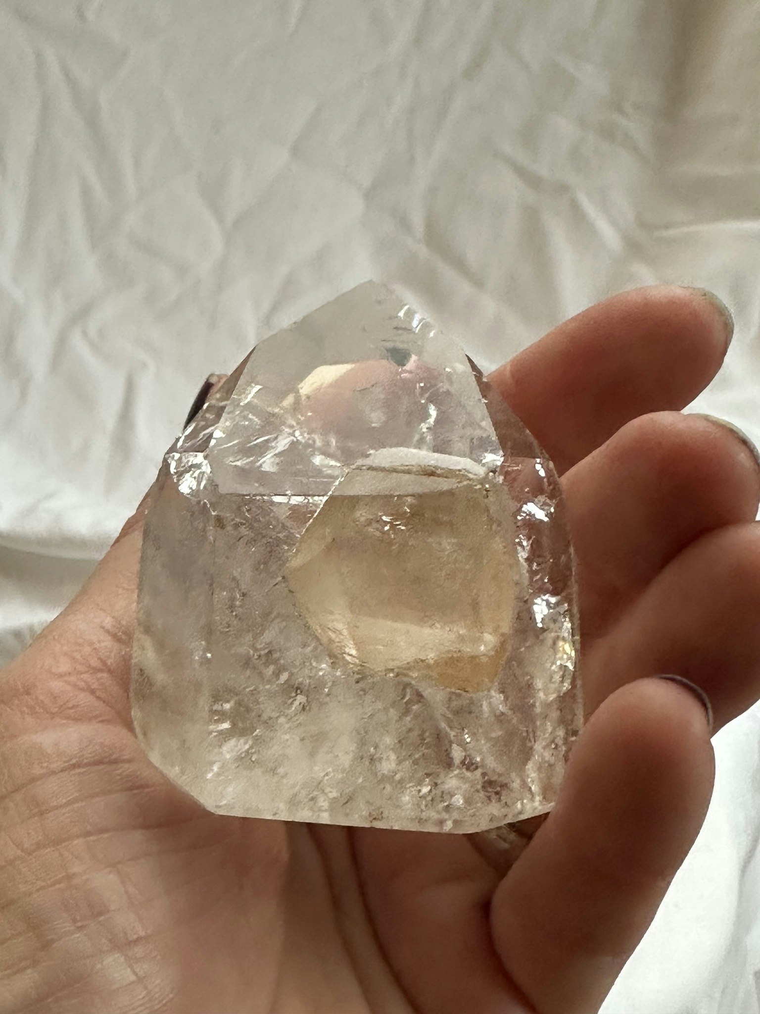 Spännande bergkristall spets med intressanta inklusioner