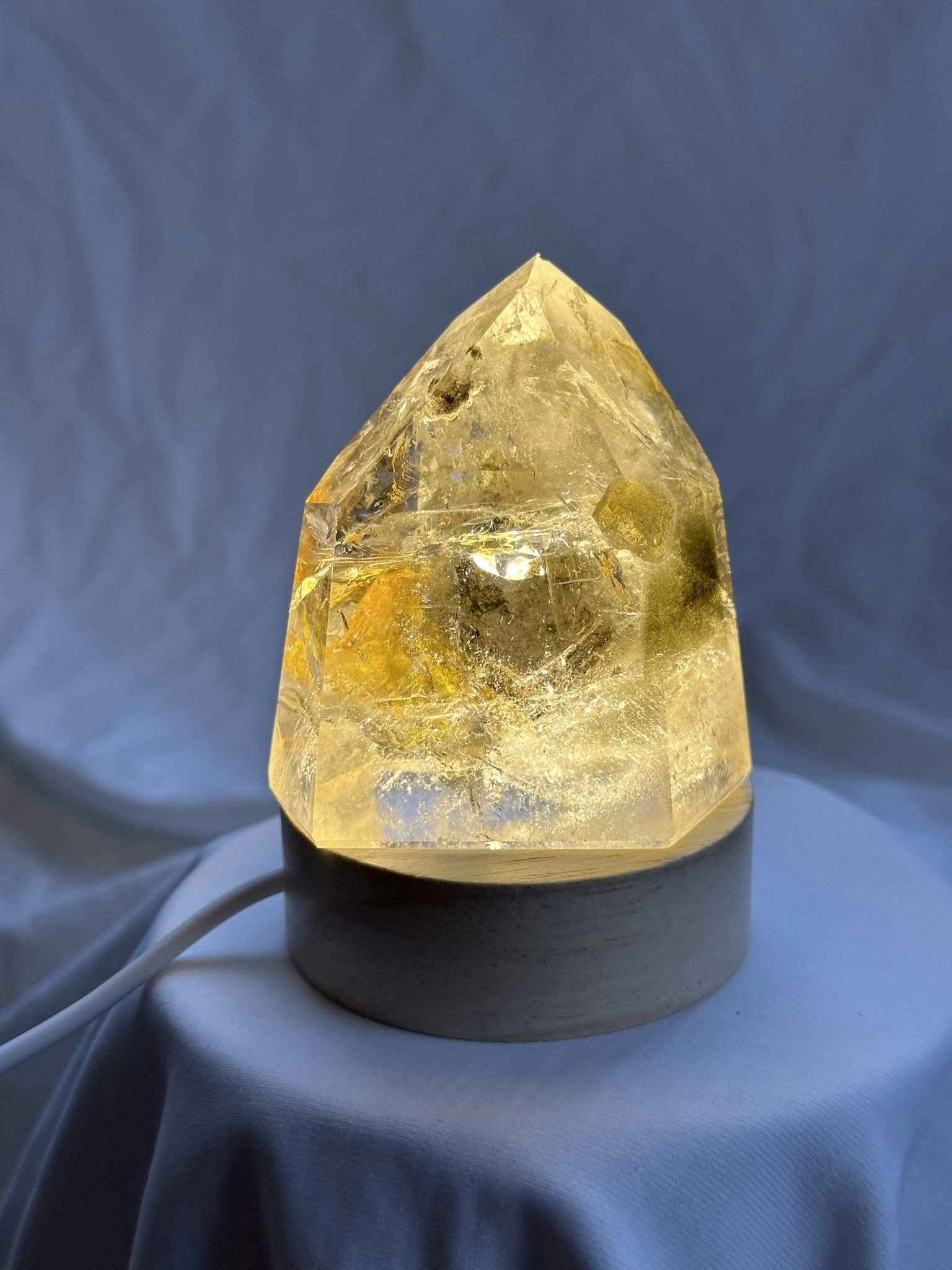 Fantastisk bergkristall spets med Lodolit och gilden healer