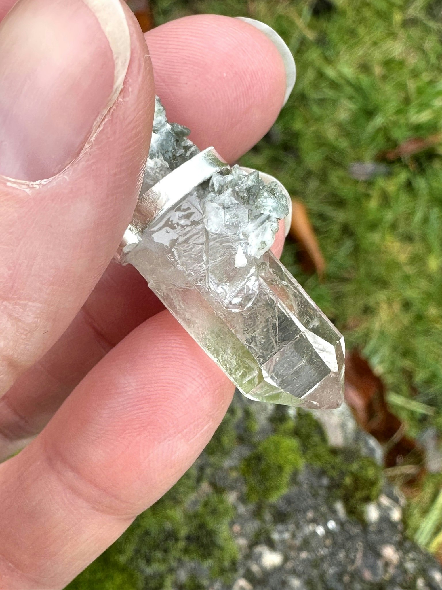 Ametrin med mycket speciell svensk bergkristall med spännande påhängskristaller