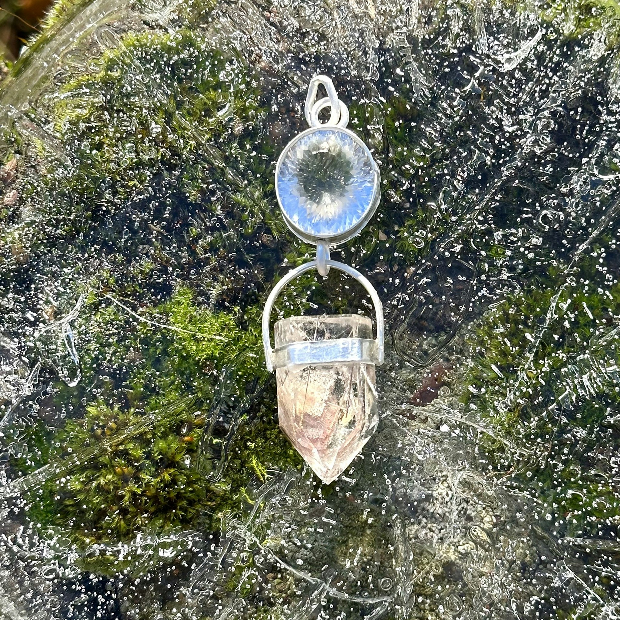 Facettslipad bergkristall med lodolit med rutilkvarts