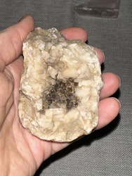 Svensk bergkristall med en ficka av tökkvarts
