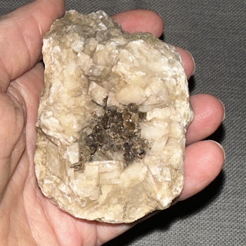 Svensk bergkristall med en ficka av tökkvarts