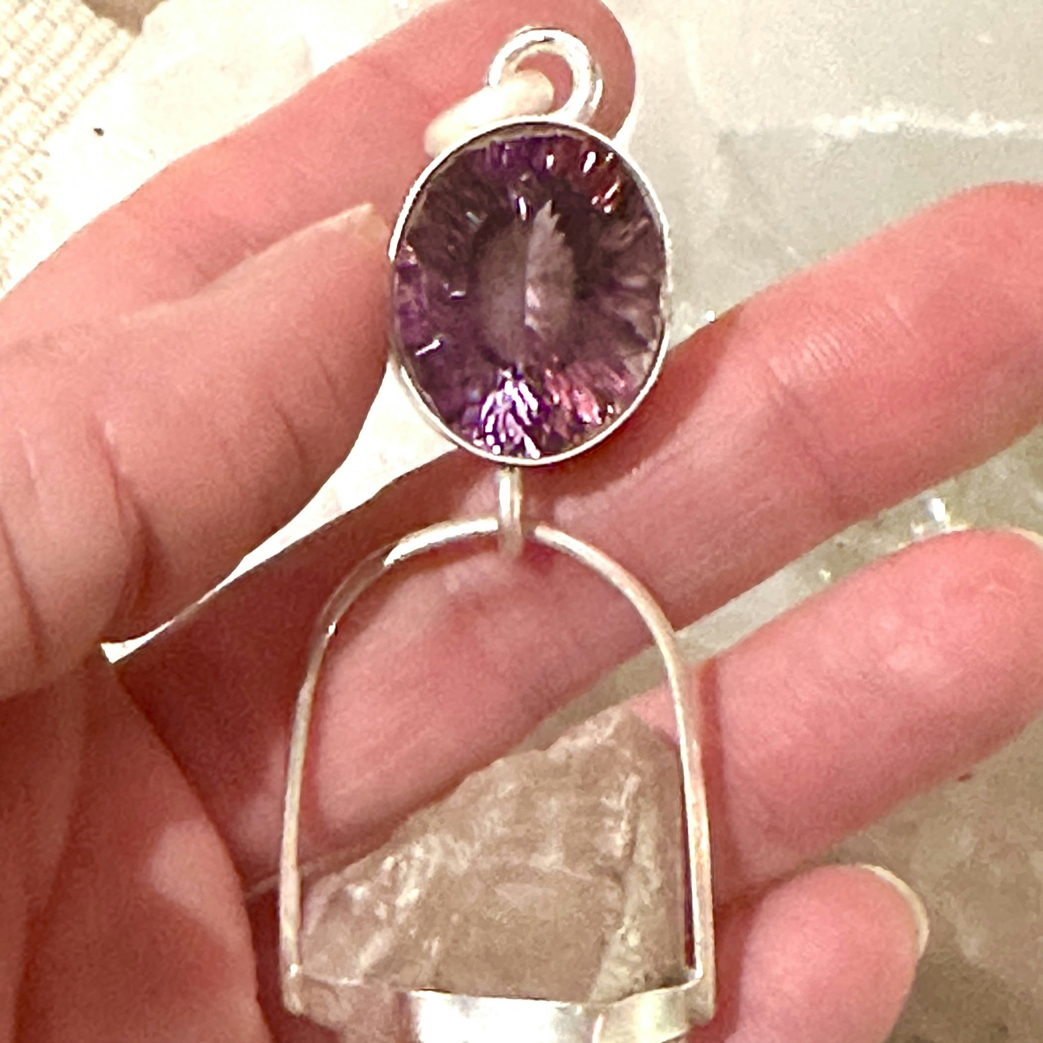 Facettslipad ametist med dubbelterminerad Enhydro från Himalaya med en liten bäbis kristall på sidan.