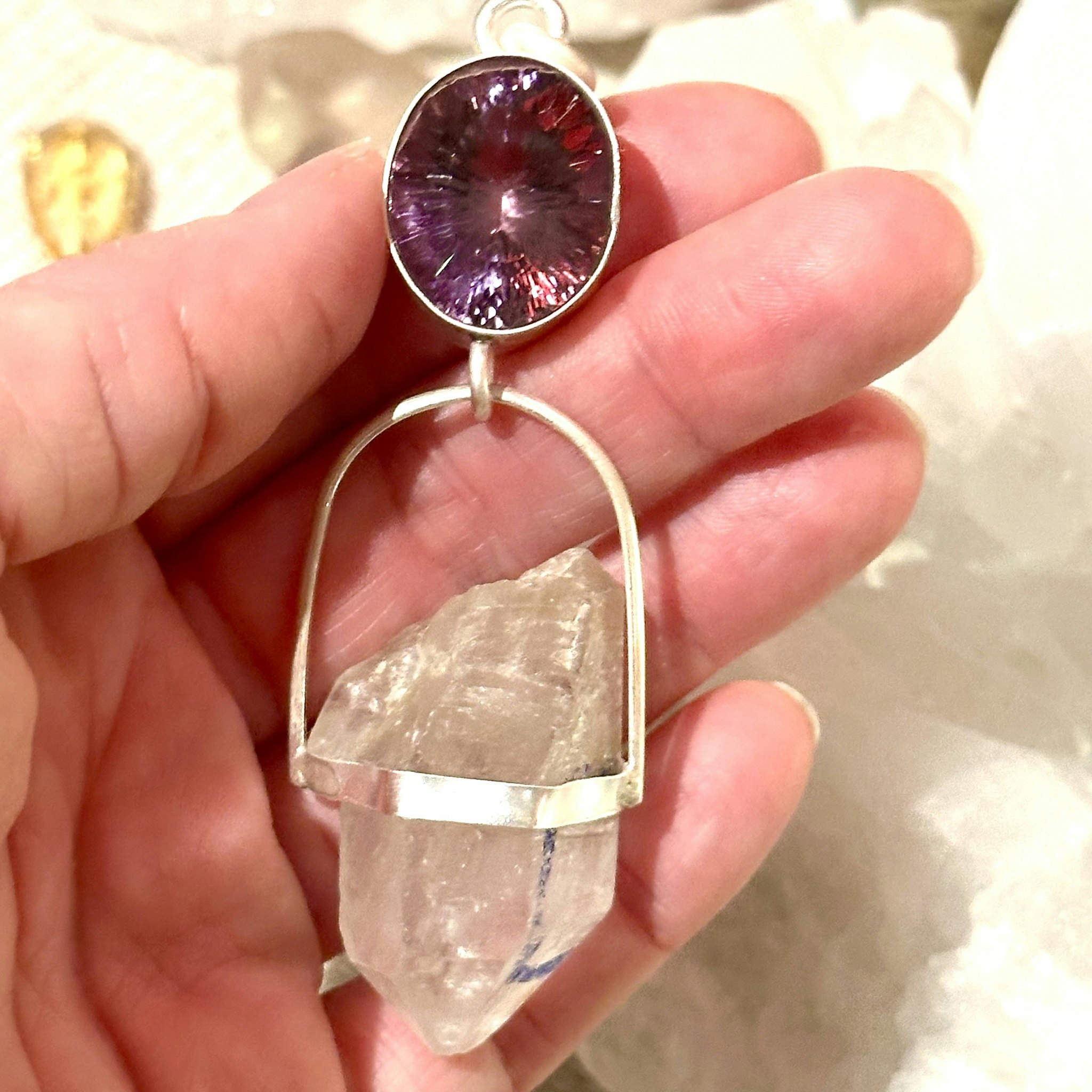 Facettslipad ametist med dubbelterminerad Enhydro från Himalaya med en liten bäbis kristall på sidan.