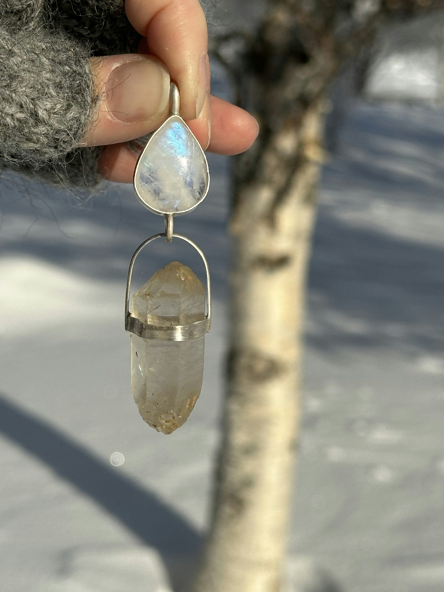 Regnbågsmånsten med dubbelterminerad bergkristall från Sverige